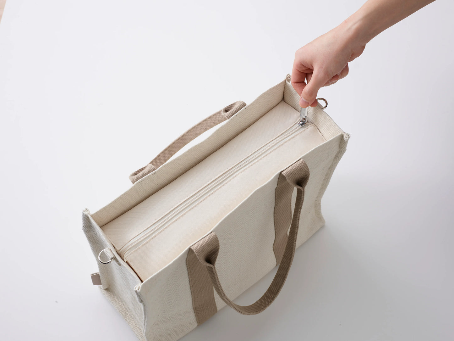 bebefit.eu portable tote bag, beige fabric, top zipper closure, adult hand opening bag