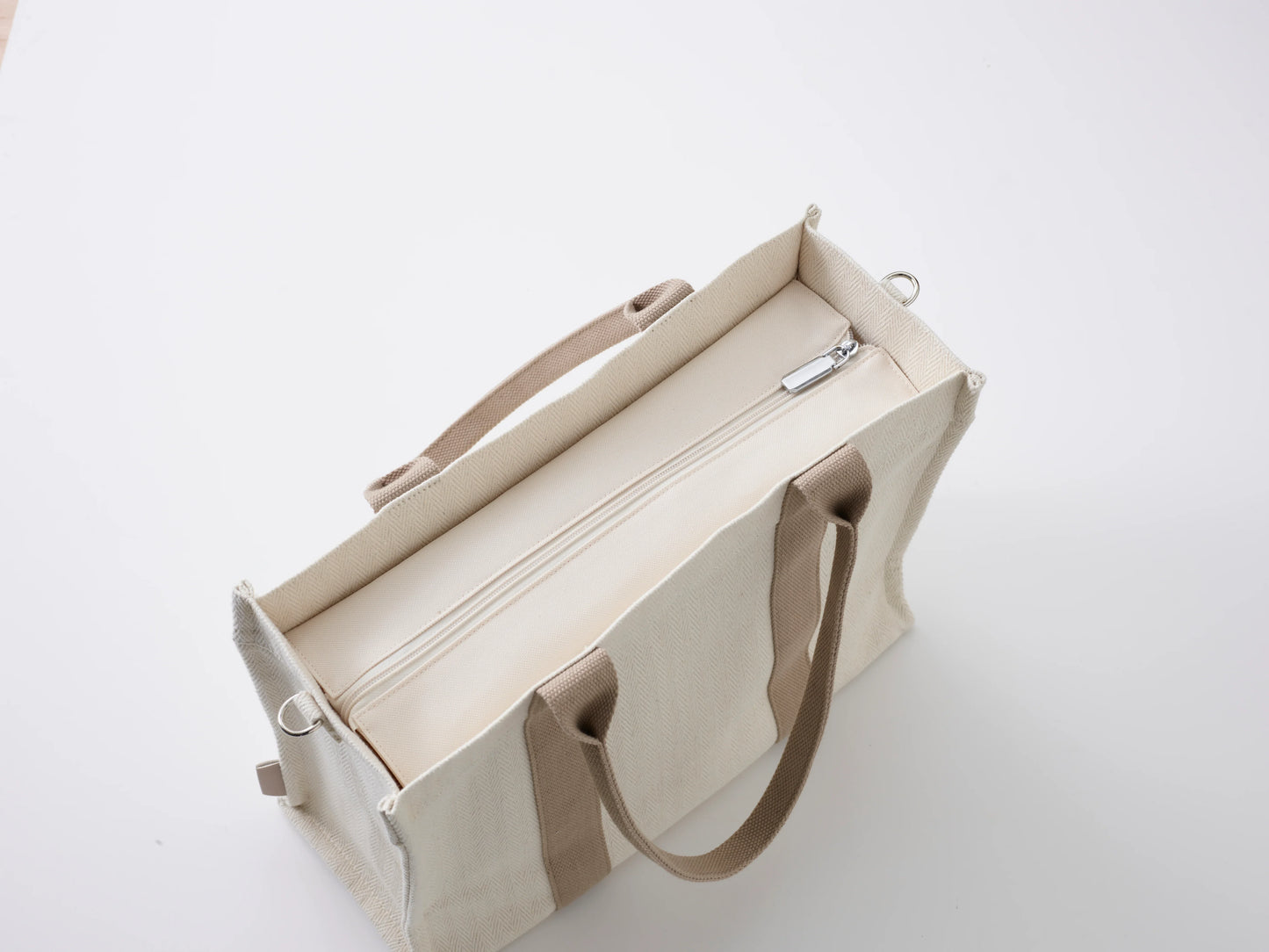 Bebefit Stroller Organizer Bag in beige with zipper top on bebefit.eu, modern parent accessory