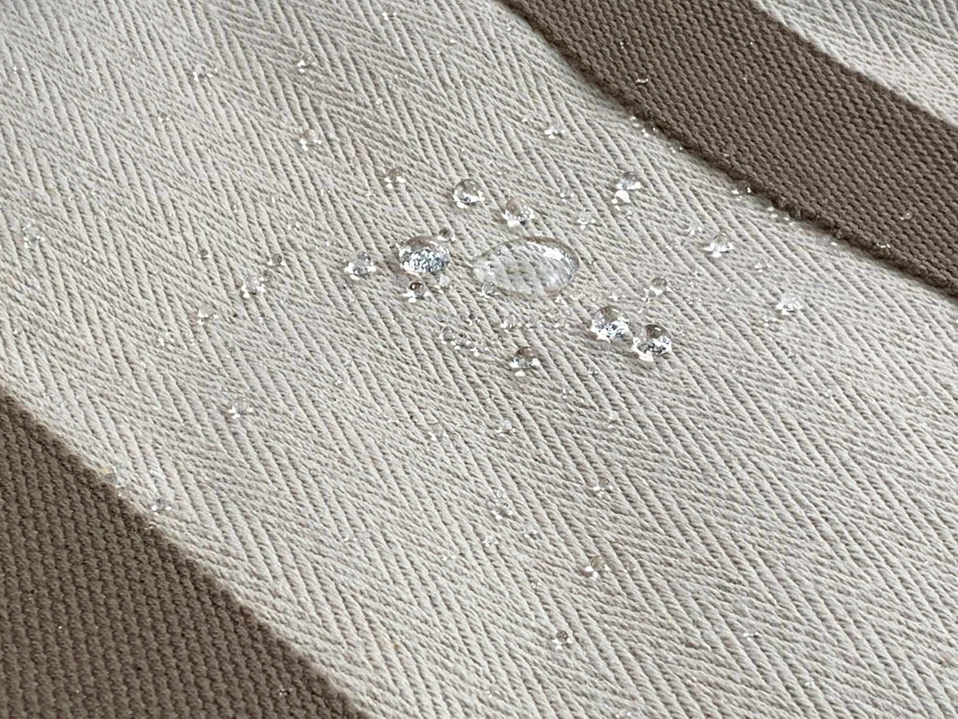 Water droplets on stain-resistant baby carrier fabric, Bebefit.eu, ergonomic baby carrier